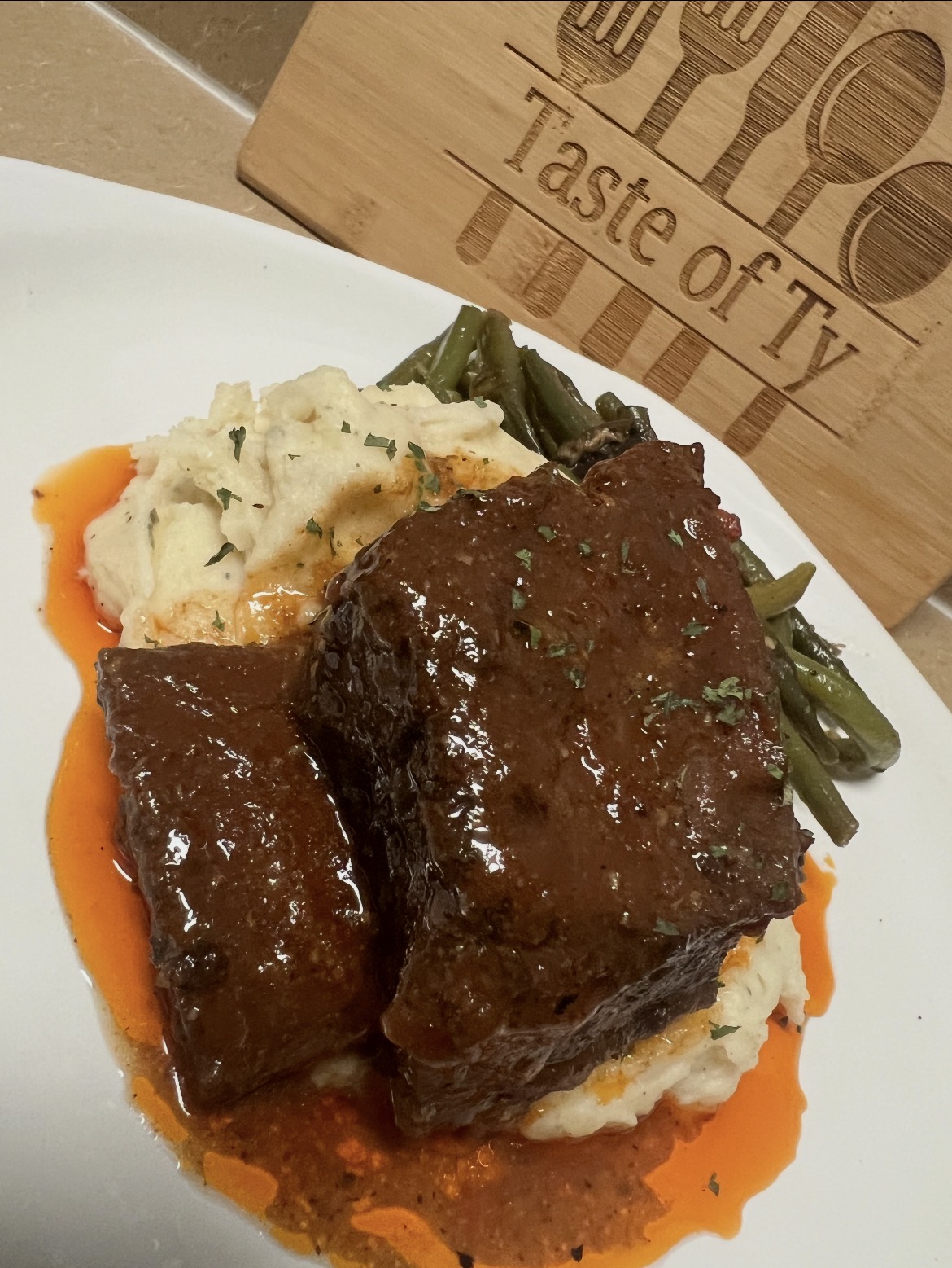 Braised meat with mashed potatoes and green beans